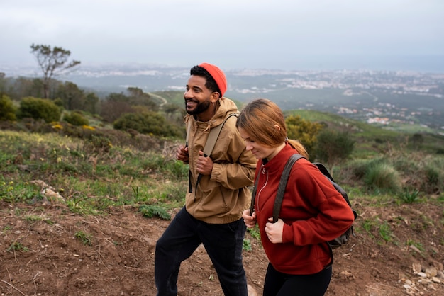 Seitenansichtpaar auf einer Wanderung