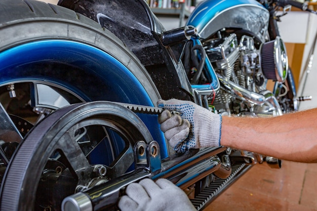 Seitenansichtporträt des Mannes arbeitend in der Garage, die Motorrad repariert