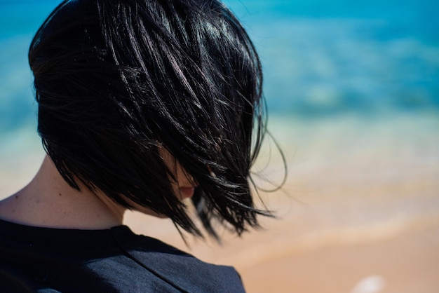 Seitenansichtporträt einer entspannenden Frau am Strand