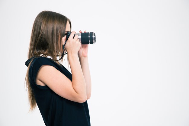 Seitenansichtporträt einer jungen Frau, die Foto vor der Kamera isoliert macht