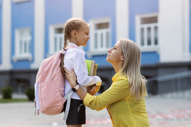 Foto seitenansichtsmileymutter und -mädchen