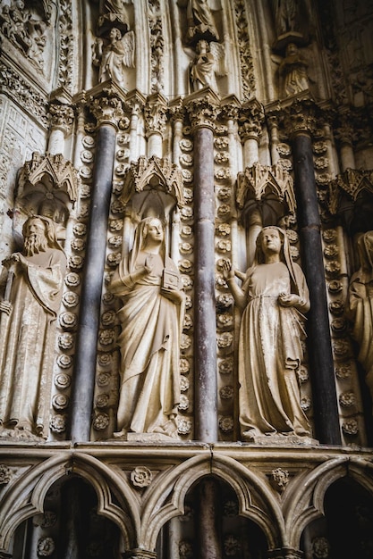 Seiteneingang der Kathedrale von Toledo, Bogen mit religiösen Reliefs