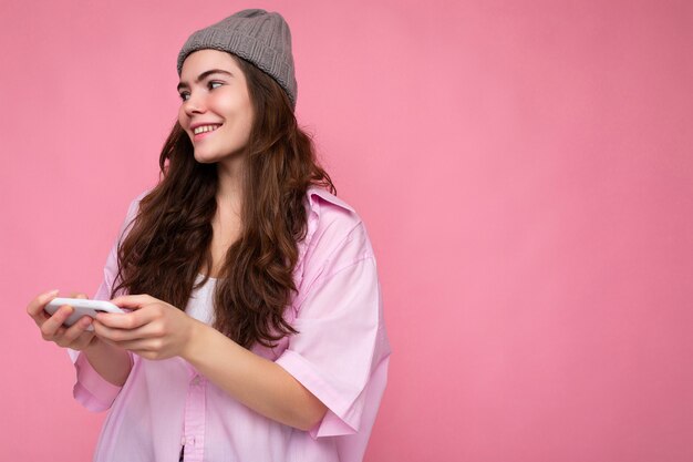 Seitenprofilfoto einer attraktiven, gut aussehenden jungen Frau in einem lässigen, stylischen Outfit