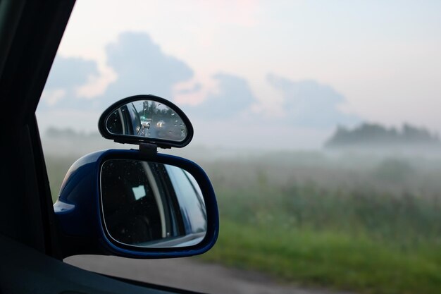 Seitenspiegel des Autos bei Sonnenuntergang Natur