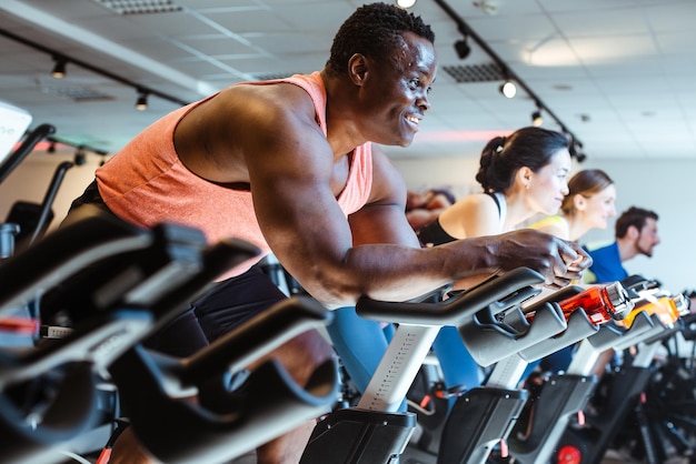 Seitliche Ansicht einer Frau, die im Fitnessstudio trainiert