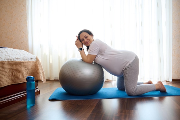 Seitliche Ansicht einer Frau, die im Fitnessstudio trainiert