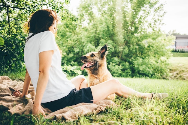 Seitliche Ansicht einer Frau mit Hund auf dem Feld