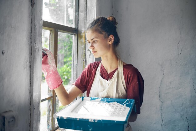 Foto seitliche ansicht einer jungen frau, die durch das fenster schaut