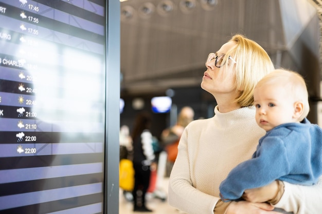 Foto seitliche ansicht einer jungen frau, die durch das fenster schaut