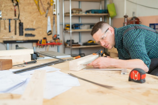 Foto seitliche ansicht einer jungen frau, die in einer werkstatt arbeitet