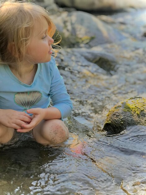 Seitliche Ansicht eines Kleinkindes, das über den Fluss nachdenkt