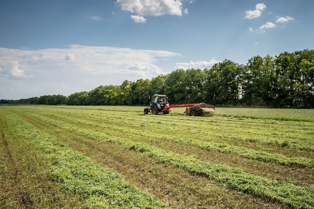 Foto seitliche ansicht eines landwirtschaftlichen fahrzeugs bei der arbeit auf dem feld