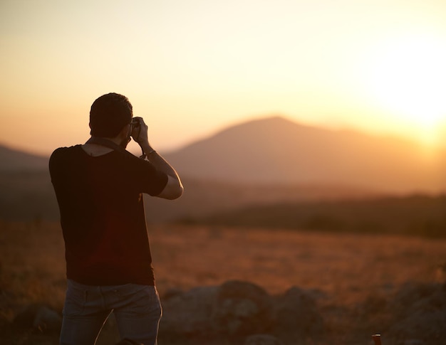 Seitliche Ansicht eines Mannes, der bei Sonnenuntergang gegen den Himmel steht