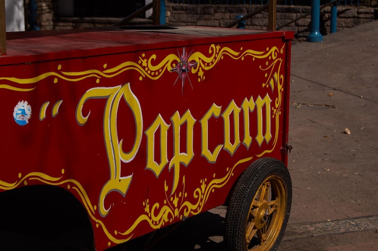 Foto seitliche sicht auf den abgeschnittenen popcorn-wagen