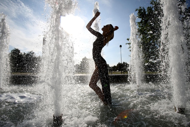 Foto seitliche sicht auf den brunnen