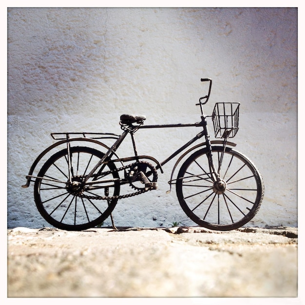 Foto seitliche sicht auf ein fahrrad, das an der wand geparkt ist