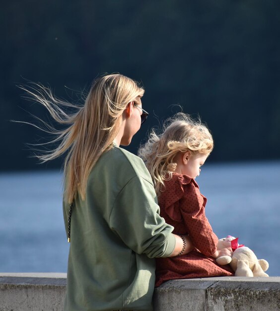 Foto seitliche sicht auf eine junge frau, die auf das meer schaut