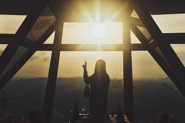 Foto seitliche sicht auf eine silhouette eines mannes gegen den sonnenuntergang