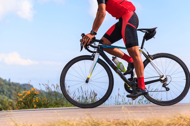 Seitliche Sicht auf einen Mann, der Fahrrad fährt