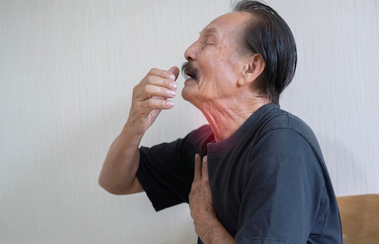 Foto seitliche sicht porträt eines reifen hispanischen mannes in schwarzem t-shirt, der krank hustet