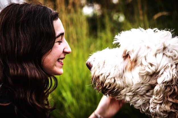 Seitliche Sicht von Teenager mit Hund im Park