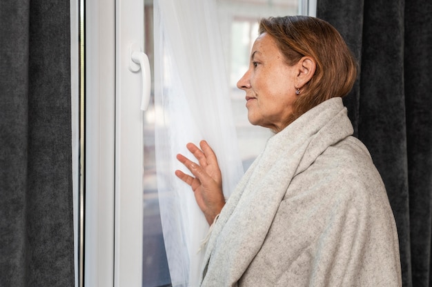 Foto seitwärts soziale distanzierung der frau