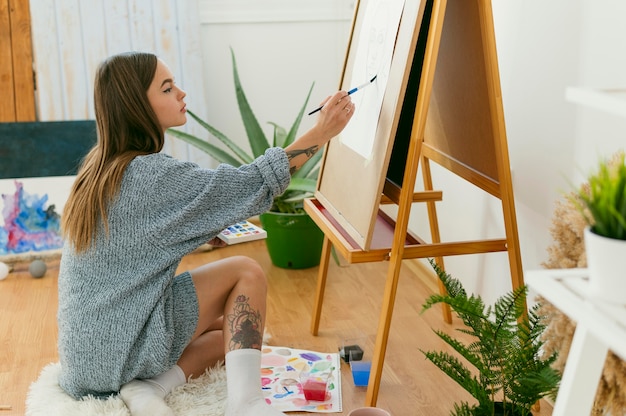 Foto seitwärts weibliche malerei und ihre arbeit