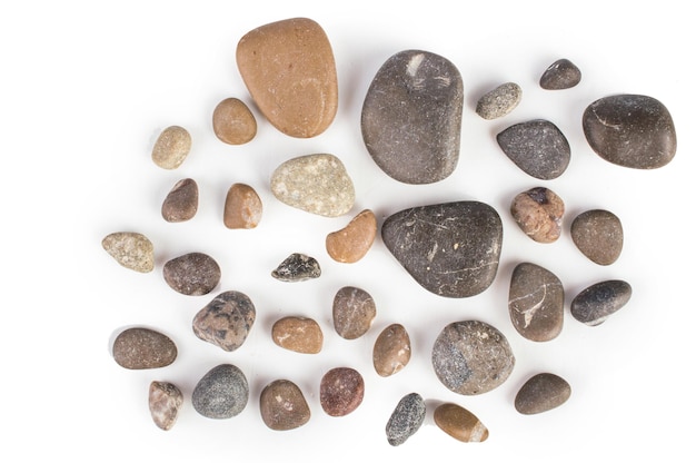 Foto seixos de pedras do mar no fundo branco