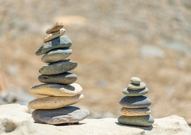 Seixos equilibrados na praia