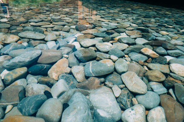 seixos na água