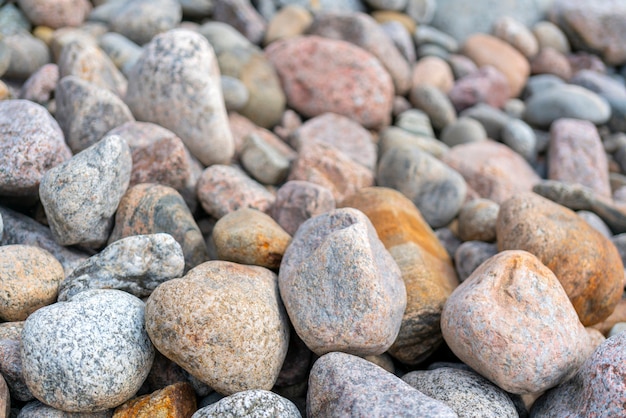 Seixos na praia. Pedras redondas na costa.