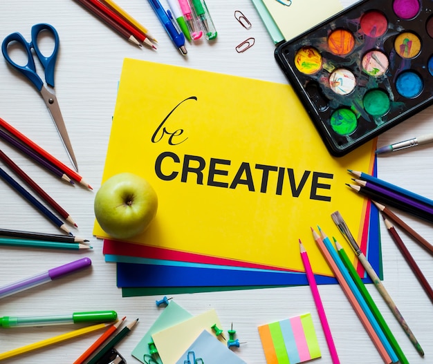 Seja criativo - fundo de design colorido e elegante. Conceito de arte ou educação