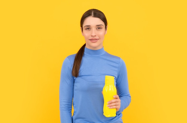 Seja hidratada, mulher sorridente, segure água mineral, sinta sede, jovem com garrafa de plástico esportiva