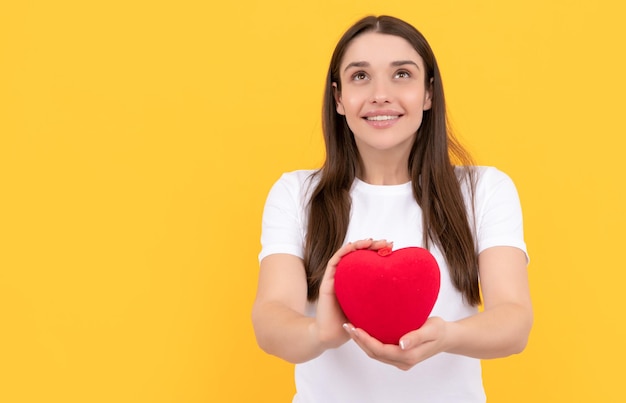 Seja minha namorada com símbolo de amor em fundo amarelo ama presente romântico