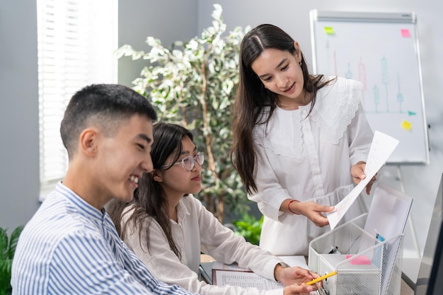 Sekretärin des Direktors des Unternehmens kommt ins Büro der Marketingabteilung