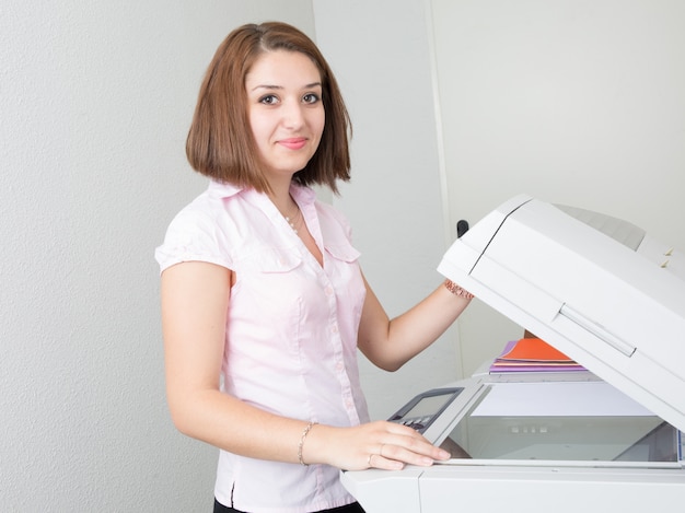 Sekretärin mit einem Kopierer im Büro