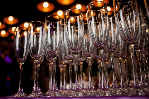 Sektgläser Champagner stehen in Reihe bei der Bargastronomie