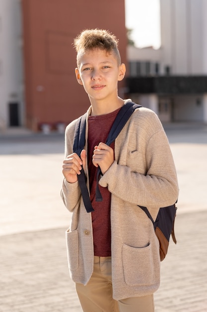 Sekundarschüler in Freizeitkleidung im Freien stehen