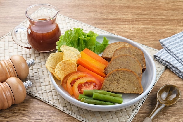 Selat solo galantin es un plato tradicional javanés que consiste en carne, patatas y verduras.