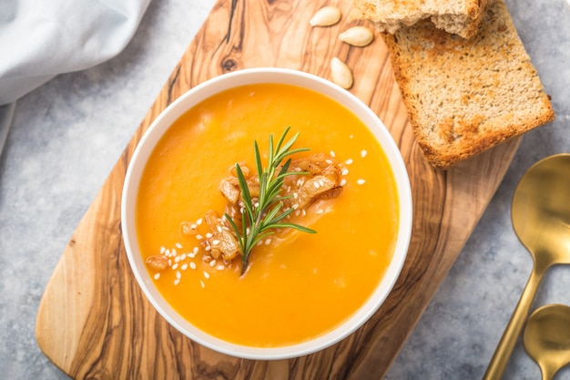 Selbst gemachte Autumn Butternut Squash-Kürbiscremesuppe mit Brot und Samen. Ansicht von oben