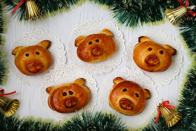 Selbst gemachte Brötchen-Ferkel auf einem weißen Hintergrund, horizontale Orientierung