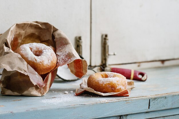 Selbst gemachte Donuts mit Zuckerpulver