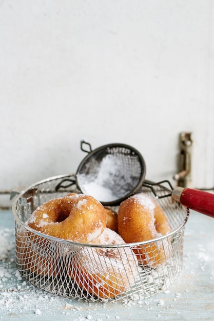 Selbst gemachte Donuts mit Zuckerpulver