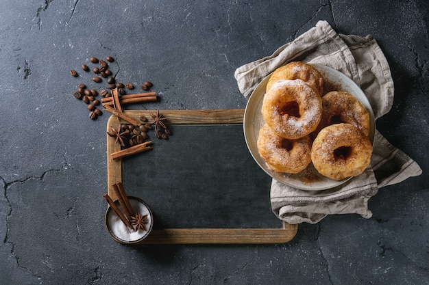 Selbst gemachte Donuts mit Zuckerpulver