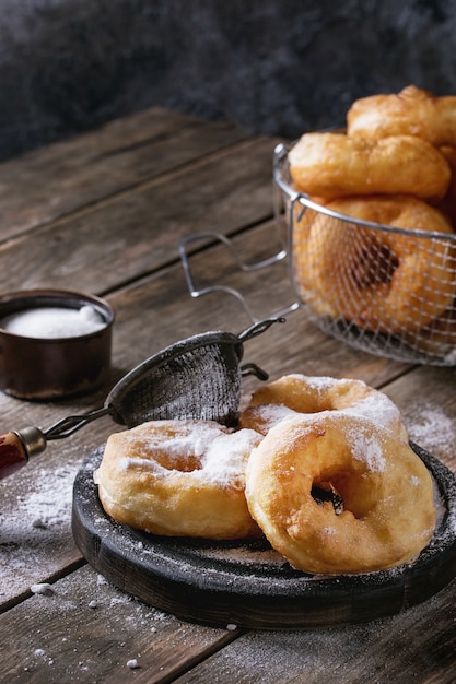 Selbst gemachte Donuts mit Zuckerpulver