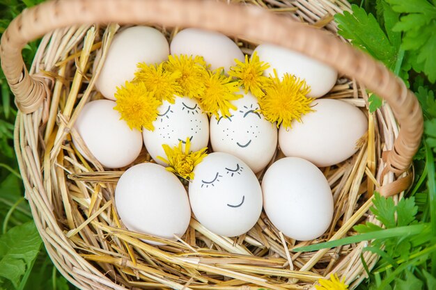 Selbst gemachte Eier mit schönen Gesichtern und einem Lächeln.