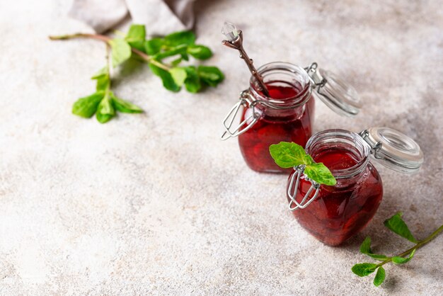 Selbst gemachte Erdbeermarmelade im Glas