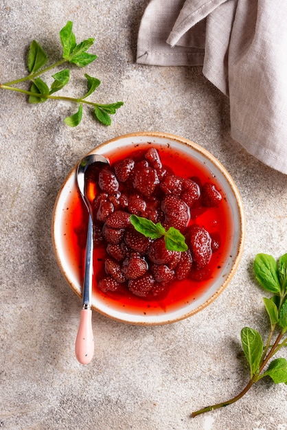 Selbst gemachte Erdbeermarmelade in der Platte