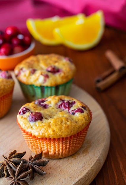 Selbst gemachte frisch gebackene Muffins mit Moosbeer-, Orangen- und Anisgewürz