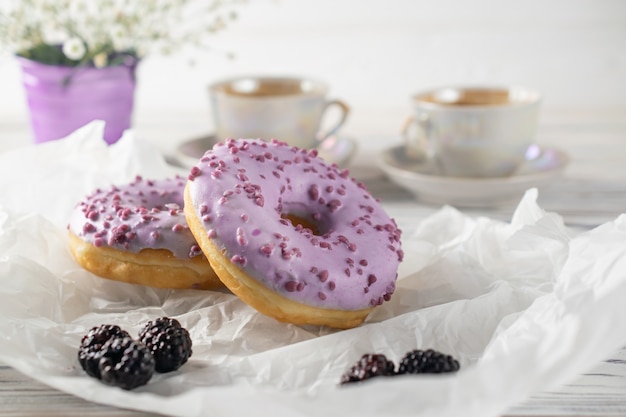 Selbst gemachte gebackene Brombeerkrapfen